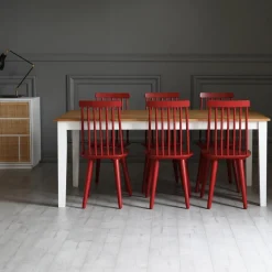 Dalsland matgrupp: Matbord i Ek / Vit med 6 st röda Pinnstolar + 4.00 x Möbeltassar