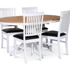 Fitchburg matgrupp; runt matbord 106 /141 cm - Vit / oljad ek med 4 st Fårö stolar med sits i svart PU + 3.00 x Möbeltassar