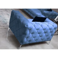 Fåtölj i blå sammet