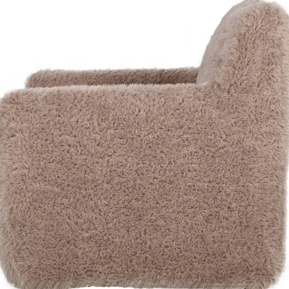 Fåtölj i fluffigt nougatfärgat tyg