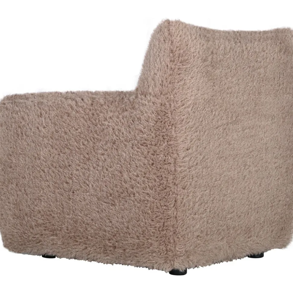 Fåtölj i fluffigt nougatfärgat tyg