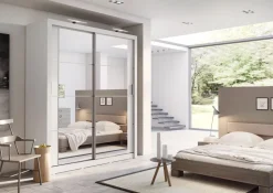 Garderob med inredning skjutdörrar med spegel