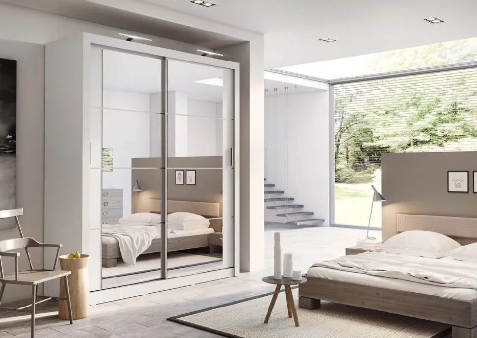 Garderob med inredning skjutdörrar med spegel