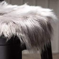 Katy stolsdyna 34 x 34 cm - Grå fuskpäls