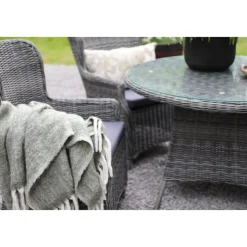 Matgrupp; 4 stolar och matbord Ø110 cm grå/rotting