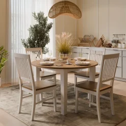 Matgrupp: Läckö matbord, runt - vit / oljad ek + 4 st Selma stol - vit / oljad ek + 3.00 x Möbeltassar