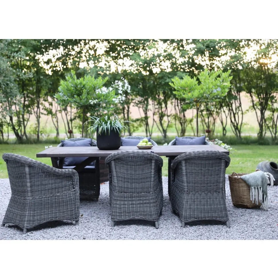 Oxford utematgrupp; brunsyrat bord 220 cm inkl 6 st Mercury fåtöljer grå konstrotting