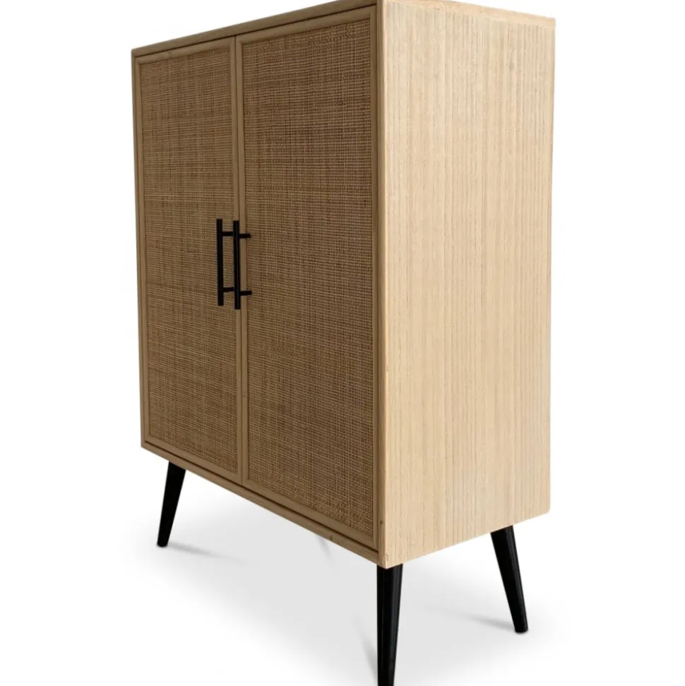 Skåp i rotting med svarta handtag - React + Möbeltassar