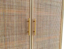 Skåp i trä och natur / rotting - React + Möbeltassar