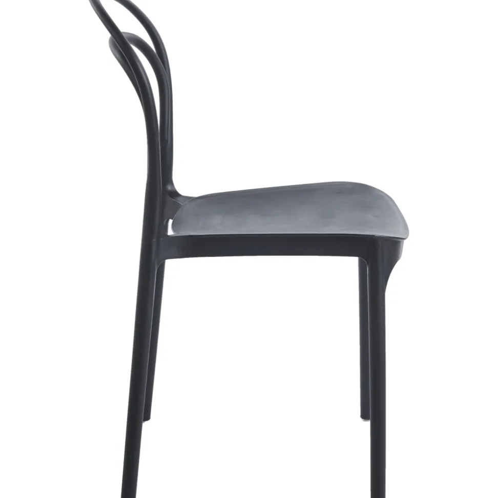 Stol i svart plast stapelbar