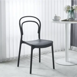 Stol i svart plast stapelbar