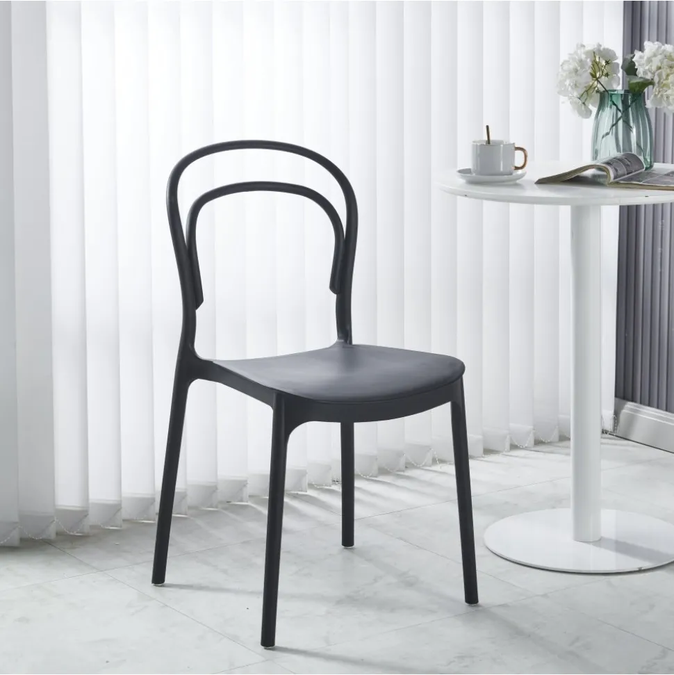 Stol i svart plast stapelbar