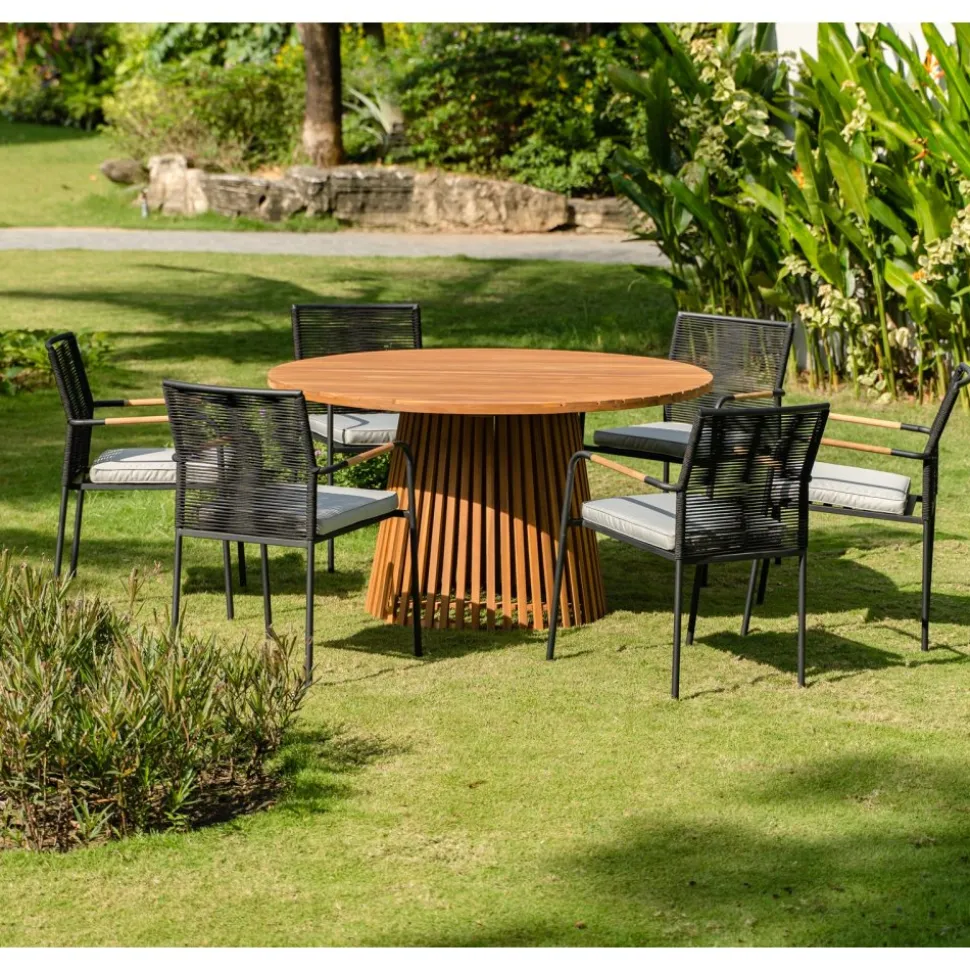 Utebord i trä runt 140 cm diameter