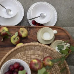 Utegrupp Aster: Scottsdale runt grå/vit matbord Ø112 cm inklusive 4 st Aster karmstolar i grå konstrotting