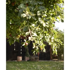 Utegrupp Aster: Scottsdale runt grå/vit matbord Ø112 cm inklusive 4 st Aster karmstolar i grå konstrotting