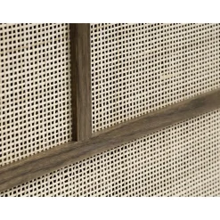 Yuma skänk i smoked oak med rotting detaljer, skjutdörrar